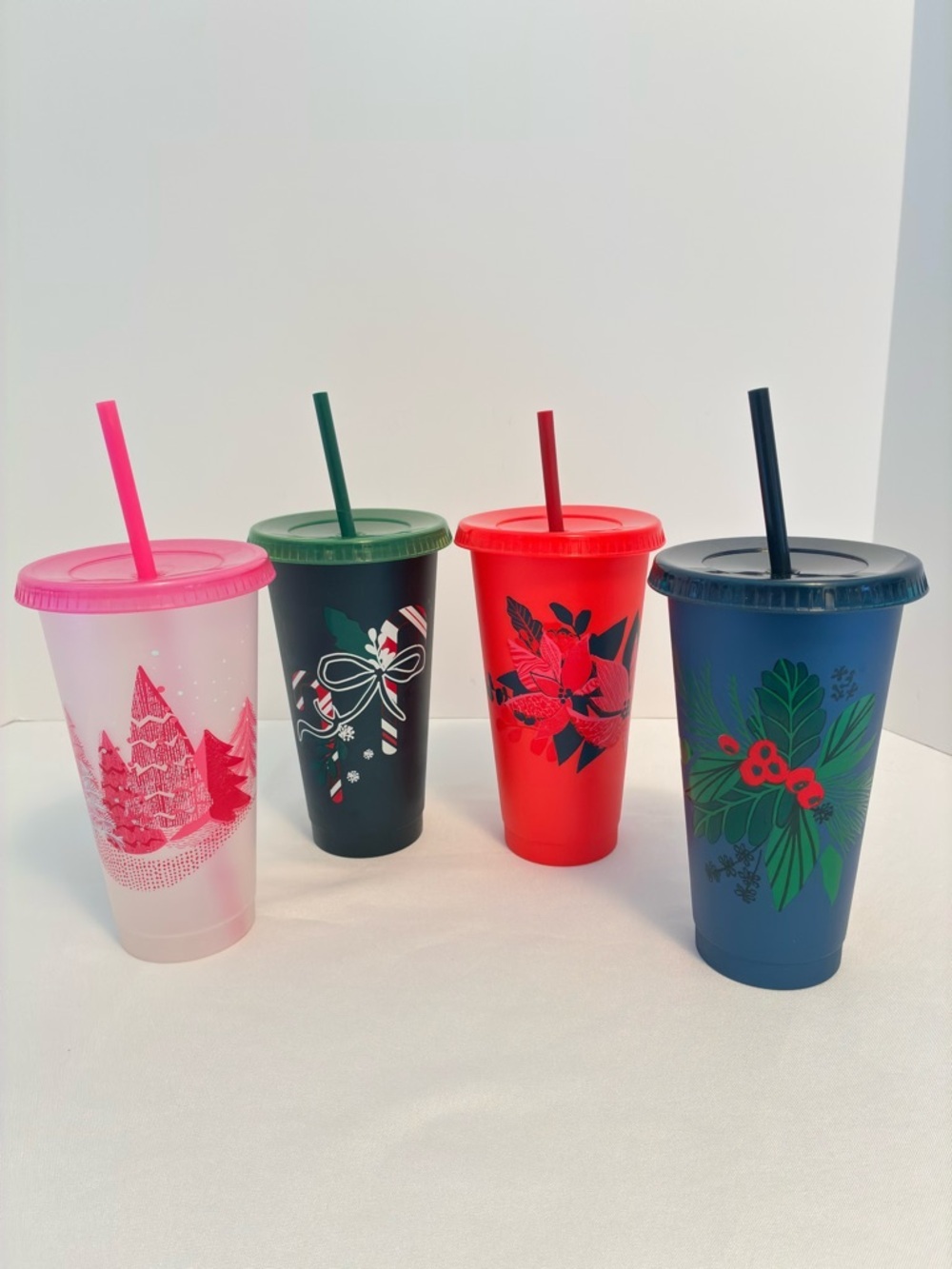 Starbucks Reusable Holiday Collection Venti Cold Cups With Straws Set of 4